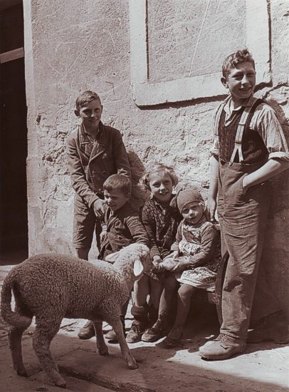Bauernkinder füttern Lämmchen mit der Milchflasche (Gerbrunn), 1938