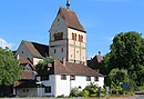 Torbau mit Garten im Vordergrund