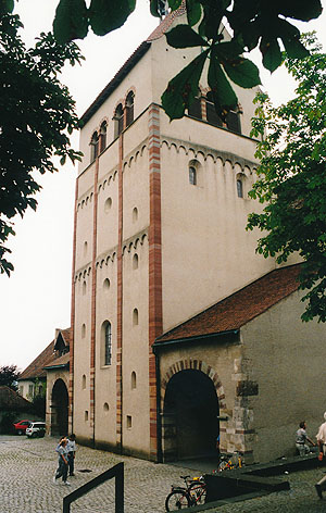 Westturm des Abtes Berno, vom Klostervorplatz aus gesehen
