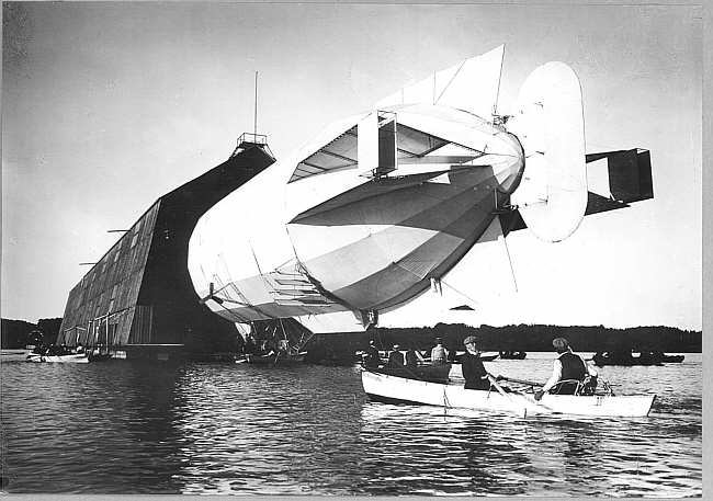 LZ 4 beim Aushallen in Friedrichshafen-Manzell, © Archiv der Luftschiffbau Zeppelin GmbH