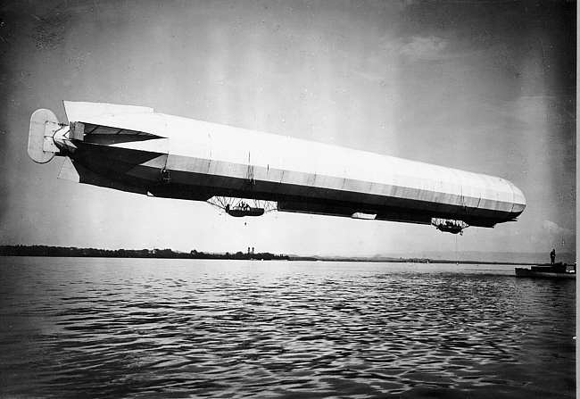 LZ 4 über dem Bodensee, im Hintergrund die Türme der Friedrichshafener Schlosskirche, © Archiv der Luftschiffbau Zeppelin GmbH