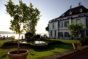 Schloss Arenenberg mit dem Garten im Vordergrund. Im Hintergrund der See. Foto: Napoleonmuseum Thurgau