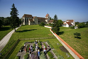 Reichenau, Münster Mittelzell mit dem Kräutergarten im Vordergrund. Foto: Achim Mende