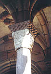 St&uuml;tzs&auml;ule des Gew&ouml;lbes mit Maske