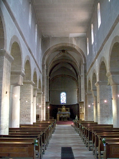 Eghem. Kloster- und Stiftskirche Surbourg: Mittelschiff mit flacher Decke und Stützenwechsel