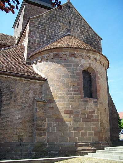 Ehem. Kloster- und Stiftskirche Surbourg: Ostabschluss: Halbrunde Apsis mit Blendbogenfries 