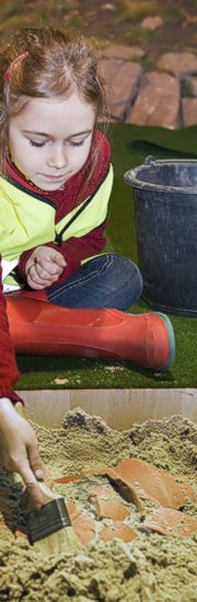 Kind bei der Freilegung von Scherben