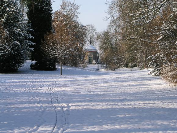 Das Werk von Sckells im Neuschnee: Das Wiesentälchen im Schwetzinger Schlossgarten mit dem Tempel der Waldbotanik