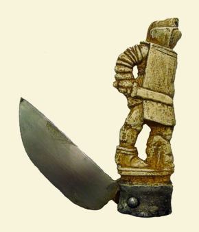 Die Rekonstruktion des Gladiatoren-Messers wird in der Sonderausstellung erstmals zu sehen sein. Zudem kann der au&szlig;ergew&ouml;hnliche Frankfurter Gladiator in originaler Abformung als dekoratives Standfig&uuml;rchen an der Museumskasse erworben werden (&copy; Arch&auml;ologisches Museum Frankfurt).