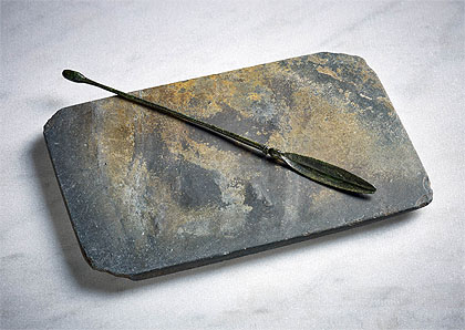 Schminkpalette aus Schiefer mit Spatel.