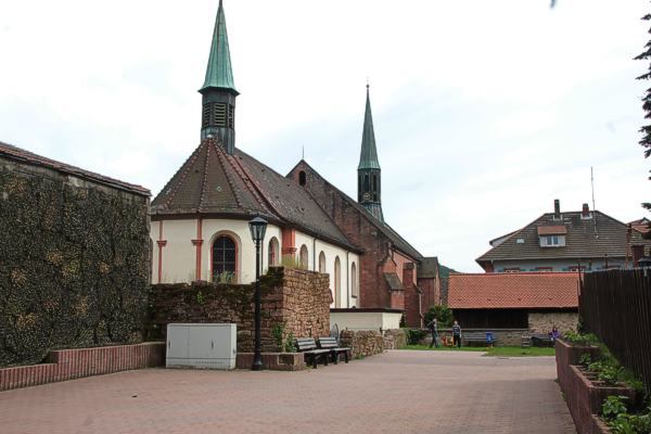 Kloster Schönau: Katholische (vorn) und evangelische Kirche (hinten).