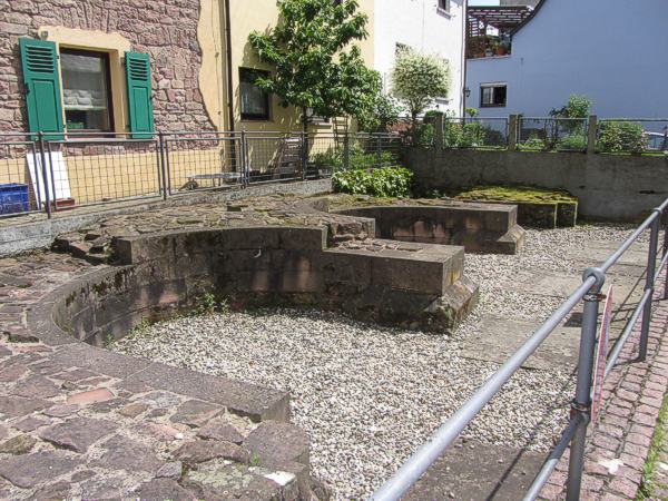 Kloster Sch&ouml;nau: In der Steingasse sind zwei Konchen des n&ouml;rdlichen Querschiffabschlusses und das Fundament des Vierungspfeilers freigelegt. 