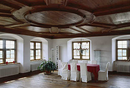 Hofgut Hochmauren in Rottweil, Saal mit Kassettendecke