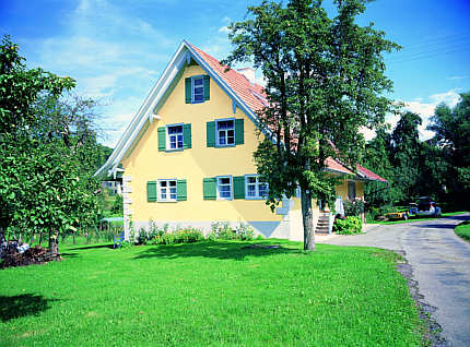 Giebelseite mit Zierbrettern an den Balkenköpfen