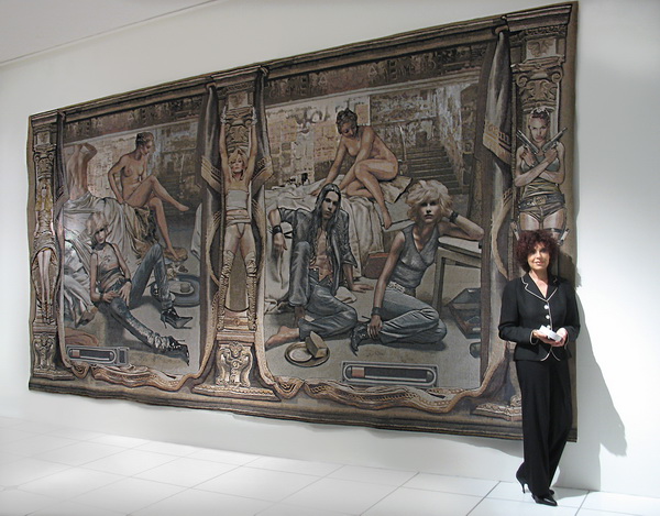 Margret Eicher vor ihrem Werk „Das Urteil des Paris 2“. Wilhelm Hack Museum Ludwigshafen. © Margret Eicher