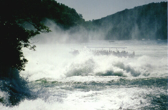 Rheinfall mit Gischtwolke