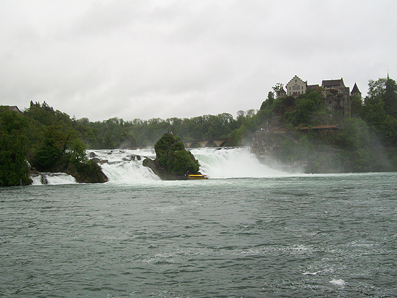 Rheinfall. Ansicht vom Neuhausener Ufer (Bootsanleger) mit dem Felsen und Schloss Laufen.