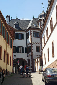 Weinheim, Tordurchfahrt am Schloss