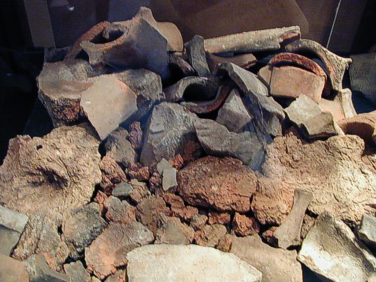 Brandschutt aus der Heidelberger Burg, Anfang 14. Jahrhundert. Deutliche Zerstörungsschicht, auch von Gebäuden, aber ohne sichere Zuordung zu einem Ereignis