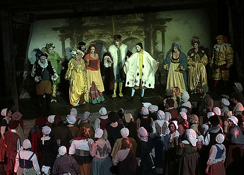 Possenspiel auf der Bühne