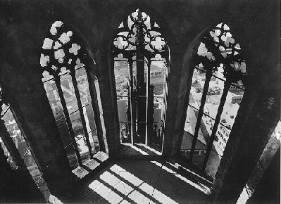 Ausblick aus halber Höhe über der Plattform durch die Maßwerkfenster auf die Stadt