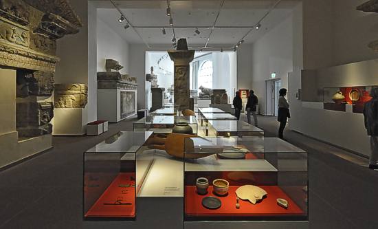 Trier, Rheinisches Landesmuseum, Blick in den Ausstellungsraum Romanisierung und Grabmonumente. � Rheinisches Landesmuseum Trier, Foto: Th. Z�hmer 