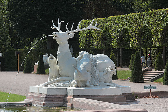 Laubengänge im farbigen Schmuck des Wilden Weins