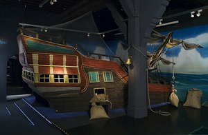 Im Hafen wird ein Schiff wird mit neuem Proviant beladen