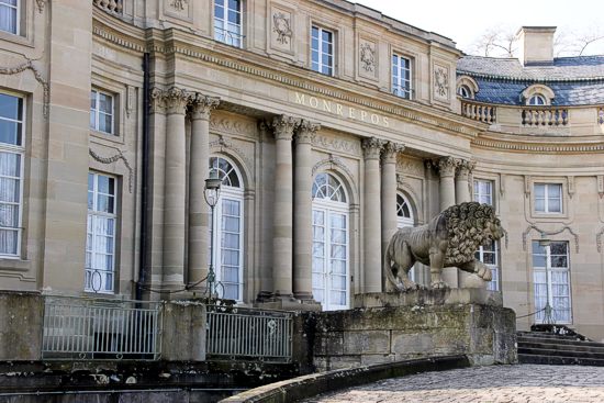 Schloss Monrepos: Eingangsbereich mit klassizistischer Sulenarchitektur