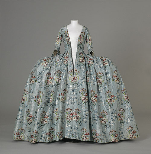 Seidenkleid, um 1760 im Schnitt einer Taille-Andrienne, einer hochmodischen Sonderform der "Robe à la française“