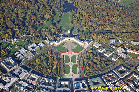 Der Schlossplatz vor dem ehemaligen Residenzschloss in Karlsruhe im Luftbild. 