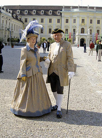 Barocke Kost�me im Hof von Schloss Ludwigsburg 