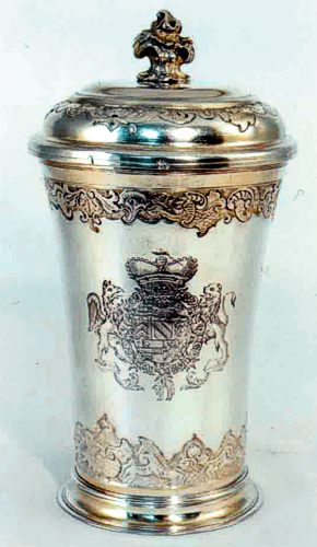 Schloss Rastatt: Silberner Deckelbecher mit dem Wappen des Markgrafen Ludwig Georg von Baden-Baden