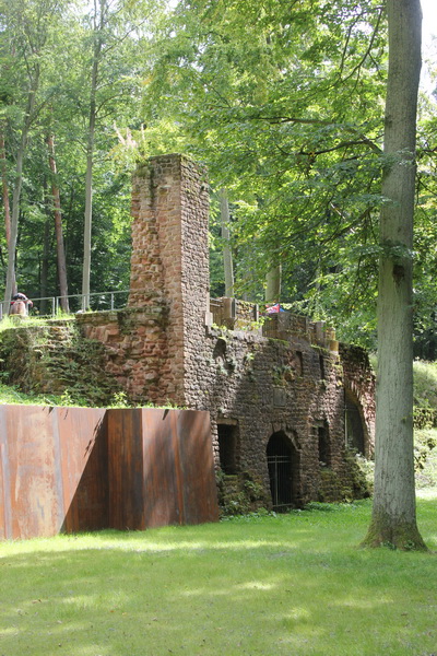 Homburg: Gr&ouml;&szlig;ter Baurest sind die Fundamente der Orangerie am Ende des vom Karlsbergweiher heraufziehenden Tals. Sie bildete eine dreifl&uuml;glige Anlage, die nicht nur die k&auml;lteempfindlichen Pflanzen des Gartens aufnahm, sondern auch Wohnr&auml;ume f&uuml;r den Hofstaat enthielt.