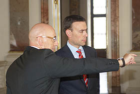 SSG-Gesch&auml;ftsf&uuml;hrer Michael H&ouml;rrmann informiert Minister Schmid &uuml;ber die Anlage des Residenzschlosses Bruchsal. 