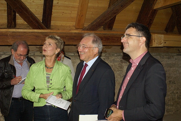 Staatssekret&auml;r Peter Hofelich (Mitte) mit Stefan Fulst-Blei (rechts) im ehemaligen Schafstall des Schlosses Liebenstein bei Neckarwestheim