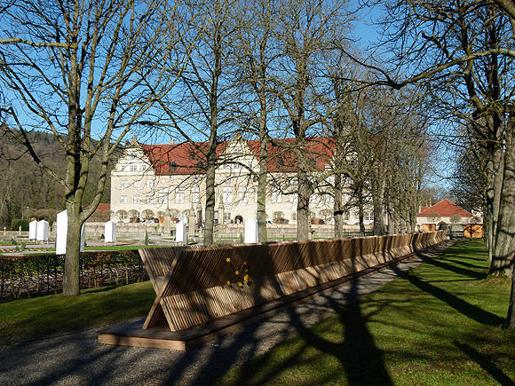 Krippenskulptur des K&uuml;nstlers Martin Burchard im Schlossgarten Weikersheim. Foto: ssg