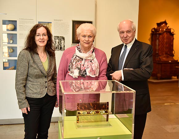 Klaus-Dieter Rohlfs, Vorstandsmitglied der Freunde des Badischen Landesmuseums, Gerlinde Hämmerle, Regierungspräsidentin a.D. und Vorstandsvorsitzende, und Provenienzforscherin Dr. Katharina Siefert © Badisches Landesmuseum, Foto: Goldschmidt