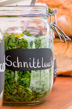 Frischer Schnittlauch aus regionaler Produktion – sieht gut aus und schmeckt gut. Das Motiv ist auch Titelbild des diesjährigen Naturpark-Märkte-Flyers (© Sebastian Schröder-Esch / Naturpark Südschwarzwald).