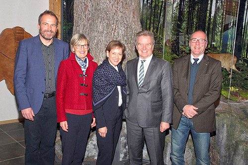 Minister Franz Untersteller MdL (2. v. r.) mit den Landr&auml;tinnen Marion Dammann (re.) und Dorothea St&ouml;rr-Ritter (li.) sowie den Gesch&auml;ftsf&uuml;hrern Roland Sch&ouml;ttle (li.) und Stefan B&uuml;chner (re.) im Haus der Natur Foto: Naturschutzzentrum S&uuml;dschwarzwald