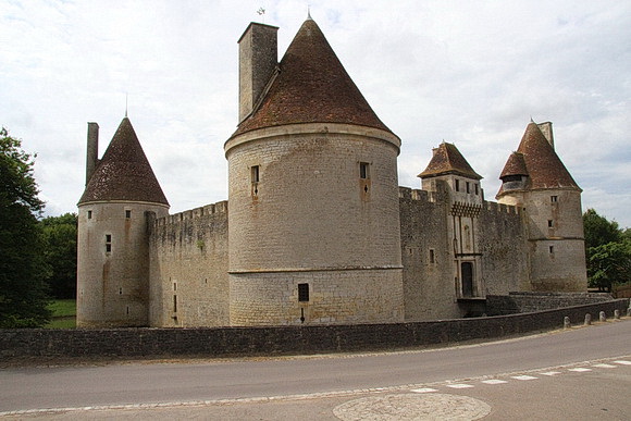 Burg von Posanges von der Straße aus gesehen
