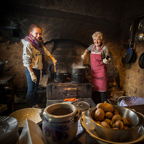 Traditionell wird beim Saisonstart in der Rauchk&uuml;che des Falkenhofs die &bdquo;Schwarze Supp&lsquo;&ldquo; zubereitet. Foto: Schwarzw&auml;lder Freilichtmuseum Vogtsbauernhof 
