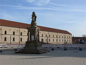 Gesamtansicht des Kriegerdenkmals