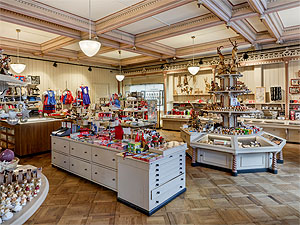 Chalet Diana, Interlaken. Ein Beispiel für die Alpenromantik und ihre Vermarktung im 19. Jahrhundert. Innenansicht des Ladens. Fotos: Kanton Bern, Erziehungsdirektion