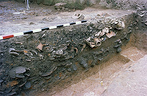 Viel Abfall. Gruben mit Keramik-Fehlbränden im Hinterhof der Töpfereien (LAD)