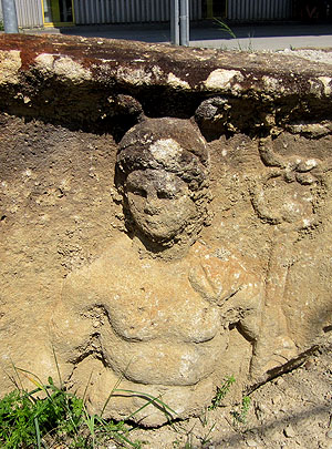 Merkur mit den typischen Attributen Flügelhut und Schlangenstab (caduceus); Bildnachweis: Landesamt für Denkmalpflege BW / Marc Heise