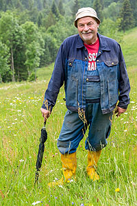 Wiesenmeister Wilhelm Schindler auf seiner Wiese in Haslachsimonswald (Kategorie „Artenreiche Bergwiesen und -weiden“)