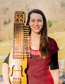 Die Solistin Jule Bauer (Gesang, Nykelharfe/Schlüsselfiedel)