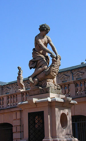 Balustradenfigur am Ehrenhof zur Straße hin.