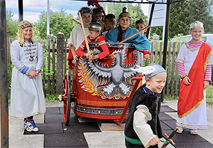 Toga, Tunika, Prunkkleid, Soldaten-Uniform oder auch Asterix und Obelix: Kinder streifen dort römische Outfits über, bevor sie auf Entdeckungsreise durch die Welt von vor 2.000 Jahren gehen. Foto: Tourismusprojekt Römerspuren/ Römermuseum A-4950 Altheim